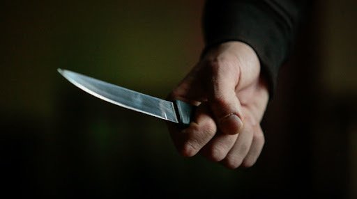 Боғотлик фуқаро ўз хотини ва келинини пичоқлади.